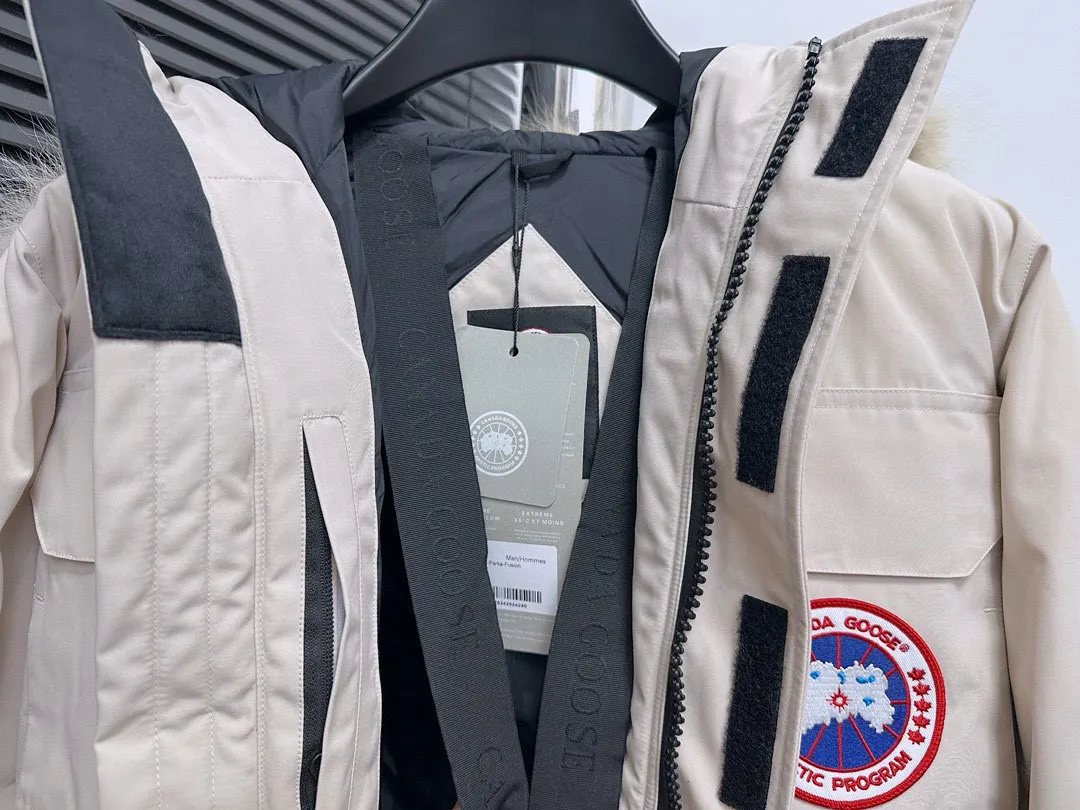 P780 Top Purchasing Version (Wolf Hair Optional) 🇨🇦CANADA GOOES 24 new models 08 models/couple models Factory direct supply: supplying global purchasing agents, micro-business, entities, Tmall, high-end stalls and studio cooperation, free shipping! Canada Goose Expedition Parka 2008 is the same style for men and women. It is mid-length and the most timeless classic. All Arctic and Antarctic scientific expedition teams choose Canada Goose as their cold-proof equipment. It is the Rolls-Royce of down jackets. ➖ Industry-leading anti-counterfeiting chip sensing. ➖ Imported Behringer embroidery machines and customized embroidery labels, the highest level and industry leading. ➖ Imported Korean 21-count polyester-cotton blended original fabric, TC85 waterproof coated fabric, water-repellent, windproof and wear-resistant. ➖ The new national standard 80 white duck down is filled with an average of 520 grams of down. The amount of down filled is industry-leading. ➖ 100% nylon lining with double double-layer sealing design to prevent velvet running, and seamless thread design on the cuffs! ➖ Western Canadian Green Wolf Collar. ➖ Yoshida YKK provides original factory-customized electroplated sliders. YKK two-way lockable zippers are tight and smooth and do not peel off paint. ➖ 3M composite Velcro is durable and the accessories and hardware are all custom-made. Note: Our copywriting is only simple and clear. Instead of bragging about the copywriting, it is better to compare and understand with samples. Only for the purest goose, the most dedicated, the most professional, the highest quality, the highest cost performance!  Size:XS-XXL